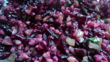 Рецепт теплого салата с гречкой, свеклой и грибами