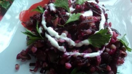 Рецепт теплого салата с гречкой, свеклой и грибами