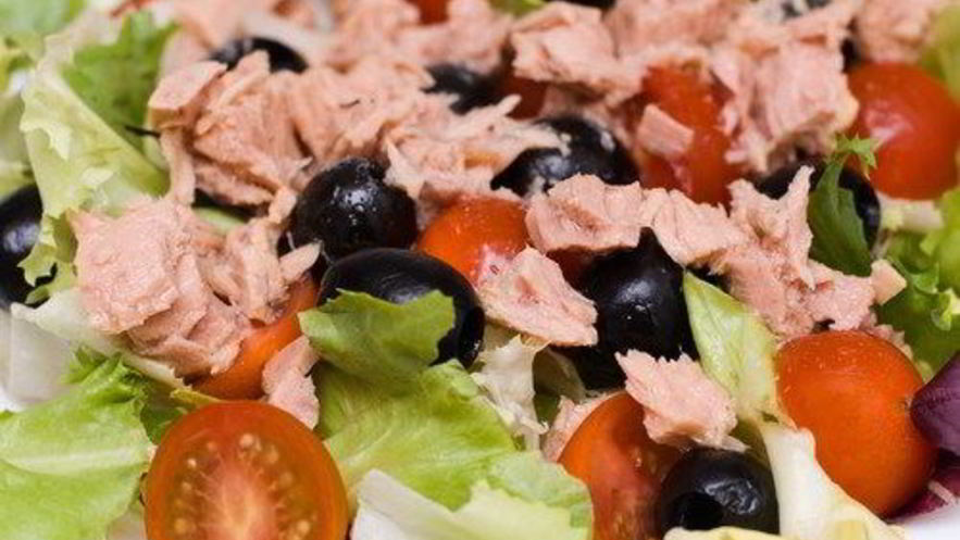 Рецепт индонезийского салата из тунца с маслинами