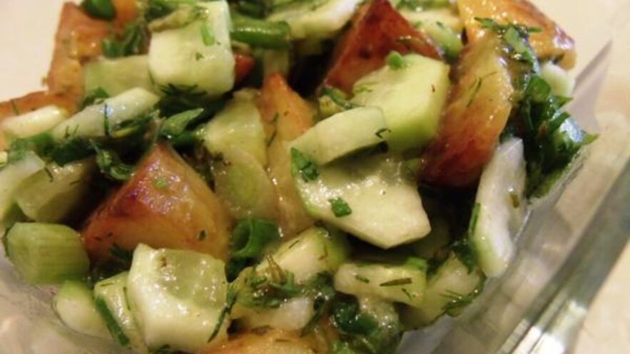 Рецепт горячего картофельного салата с острым соусом