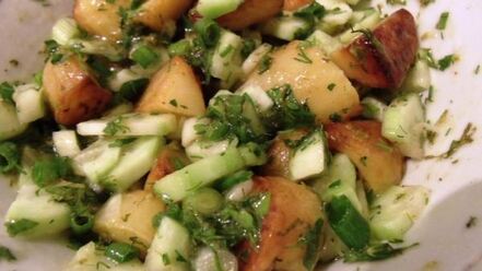 Рецепт горячего картофельного салата с острым соусом