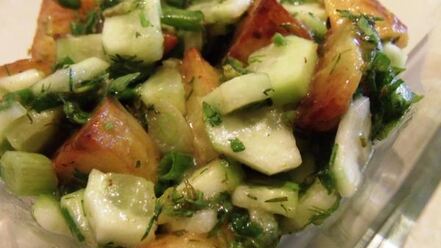 Рецепт горячего картофельного салата с острым соусом