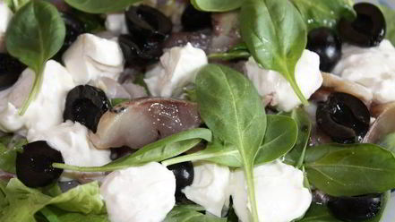 Рецепт картофеля, запеченного с грибами и салат из слабосоленой сельди