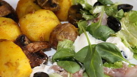 Рецепт картофеля, запеченного с грибами и салат из слабосоленой сельди