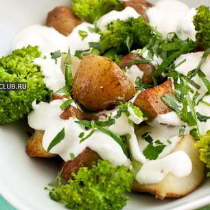 Рецепт Картофельного салата с брокколи, мелиссой и тархуном