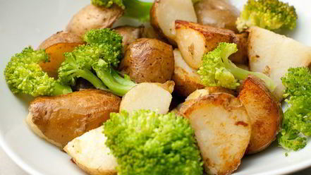 Рецепт картофельного салата с брокколи, мелиссой и тархуном