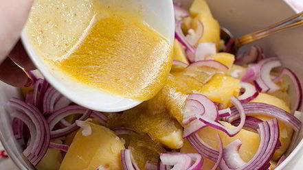 Рецепт картофельного салата с красным луком