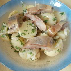 Рецепт Картофельного салата с сельдью и горчичной заправкой Любят все