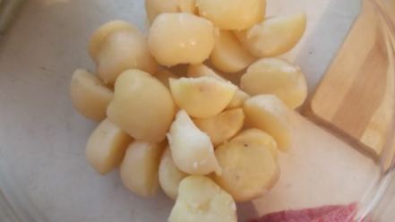 Рецепт картофельного салата с сельдью и горчичной заправкой любят все