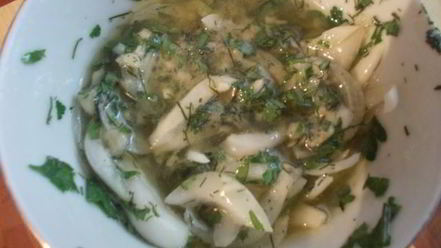 Рецепт картофельного салата с сельдью и горчичной заправкой любят все