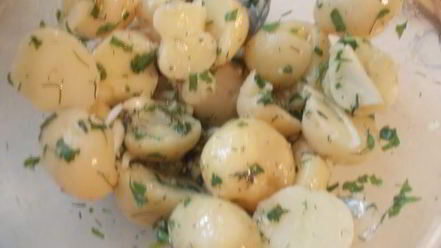 Рецепт картофельного салата с сельдью и горчичной заправкой любят все