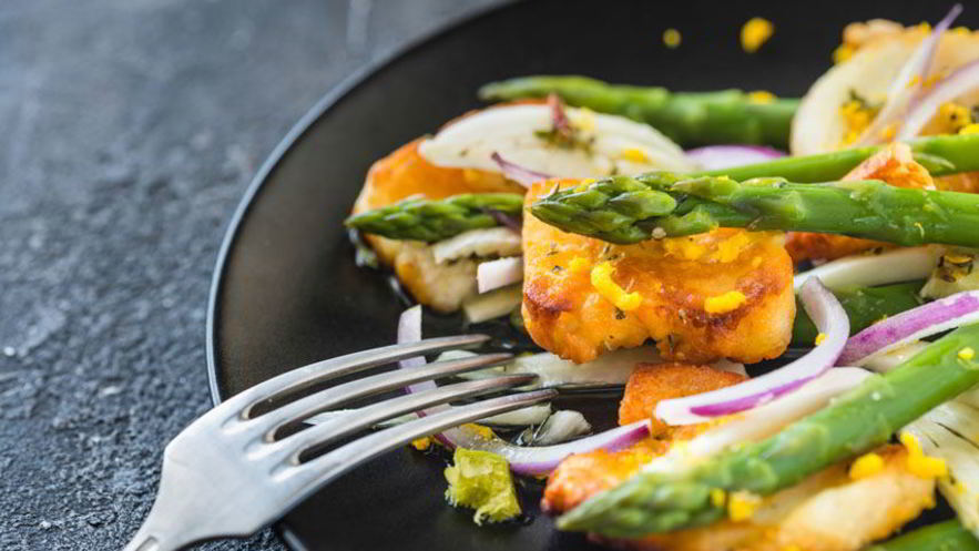 Рецепт картофельного салата с сыром халуми и стручковой фасолью