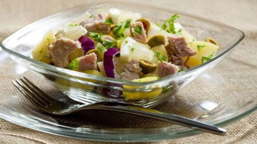 Рецепт картофельного салата с травами и анчоусами