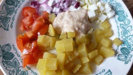 Рецепт картофельного салата с заправкой из икры