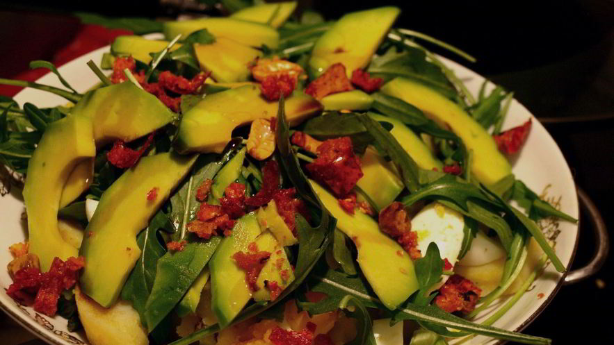 Рецепт салата из молодой спаржи с картофеле, авокадо и рукколой