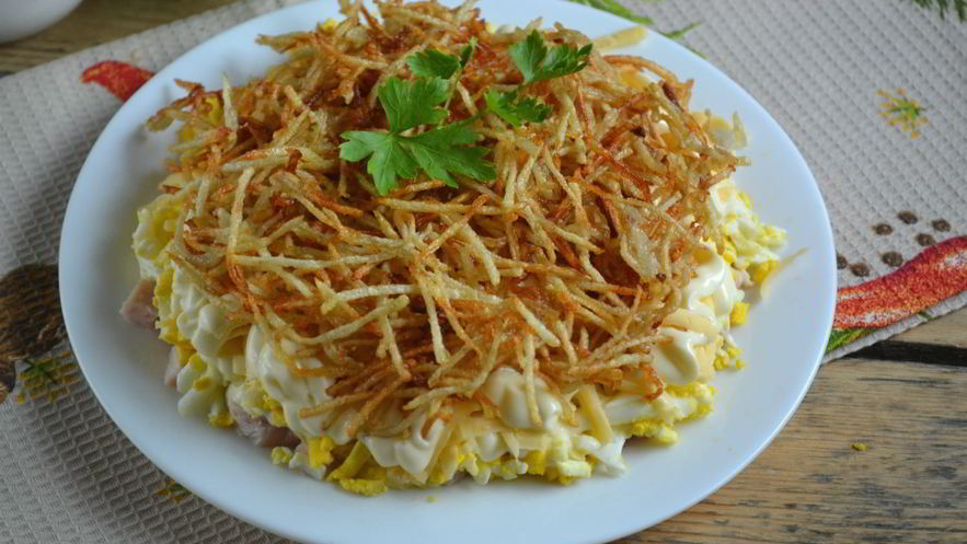 Рецепт салата с картофельной стружкой