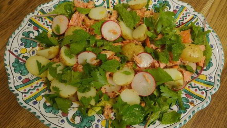 Рецепт салата с молодым картофелем, редисом и кижучем