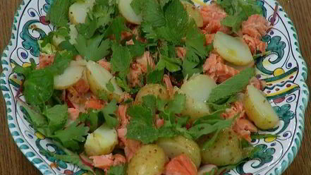 Рецепт салата с молодым картофелем, редисом и кижучем