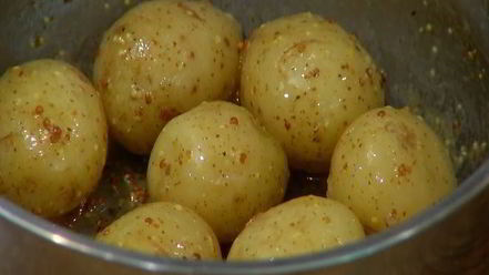 Рецепт салата с молодым картофелем, редисом и кижучем