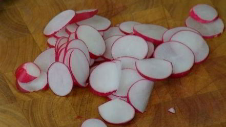 Рецепт салата с молодым картофелем, редисом и кижучем