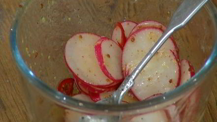 Рецепт салата с молодым картофелем, редисом и кижучем