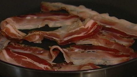 Рецепт салата с запеченным картофелем, беконом и помидорами