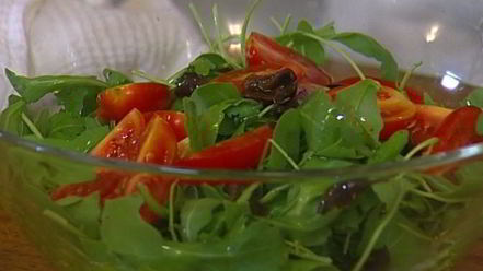 Рецепт салата с запеченным картофелем, беконом и помидорами