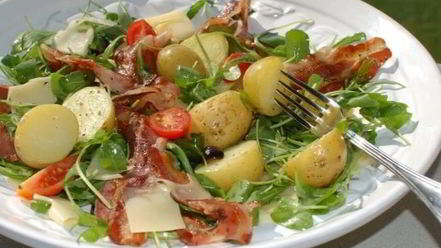 Рецепт салата с запеченным картофелем, беконом и помидорами