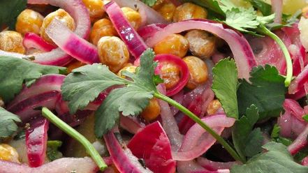 Рецепт теплого картофельного салата с нутом