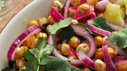 Рецепт теплого картофельного салата с нутом