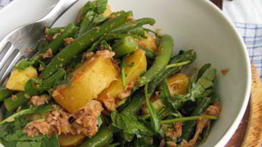 Рецепт теплого картофельного салата с тунцом