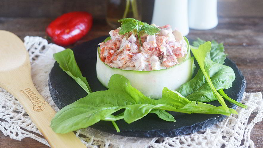 Рецепт крабового салата с жареным перцем и авокадо