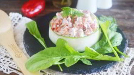 Рецепт крабового салата с жареным перцем и авокадо