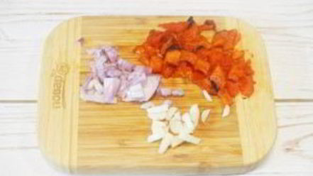 Рецепт крабового салата с жареным перцем и авокадо