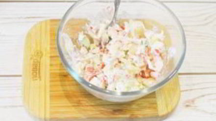 Рецепт крабового салата с жареным перцем и авокадо