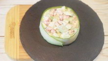 Рецепт крабового салата с жареным перцем и авокадо