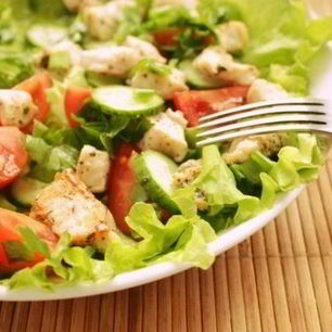 Рецепт Легкого салата из свежих овощей и курицы