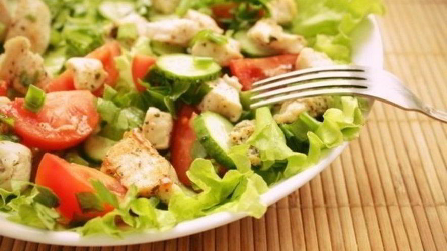 Рецепт легкого салата из свежих овощей и курицы