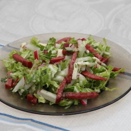 Рецепт Легкого салата Полянка с колбасой