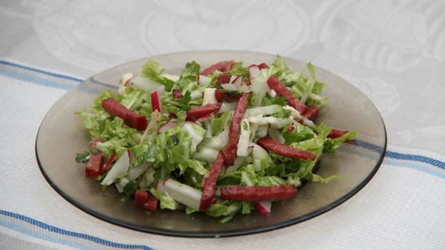 Рецепт легкого салата полянка с колбасой