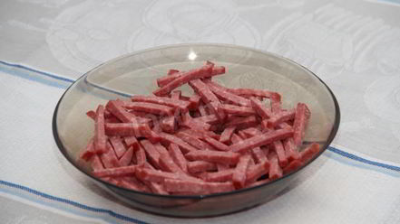 Рецепт легкого салата полянка с колбасой