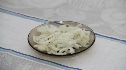 Рецепт легкого салата полянка с колбасой