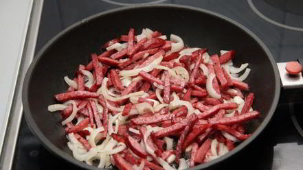 Рецепт легкого салата полянка с колбасой