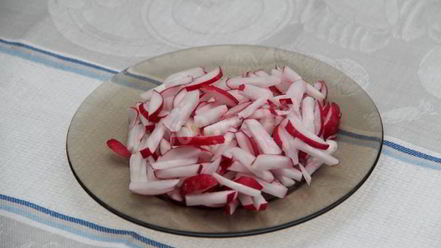 Рецепт легкого салата полянка с колбасой