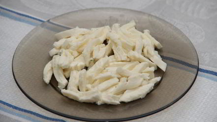 Рецепт легкого салата полянка с колбасой