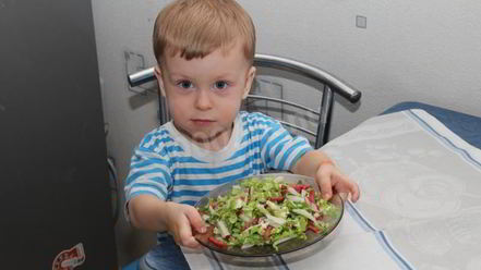 Рецепт легкого салата полянка с колбасой