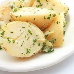 Рецепт Летнего салата из молодого картофеля, листьев кервеля и эстрагона