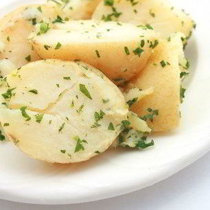 Рецепт Летнего салата из молодого картофеля, листьев кервеля и эстрагона