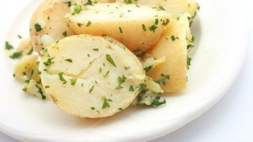 Рецепт летнего салата из молодого картофеля, листьев кервеля и эстрагона