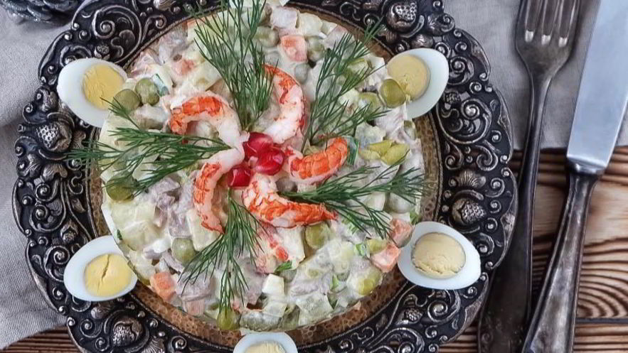 Рецепт королевского оливье с отварной телятиной и раковыми шейками